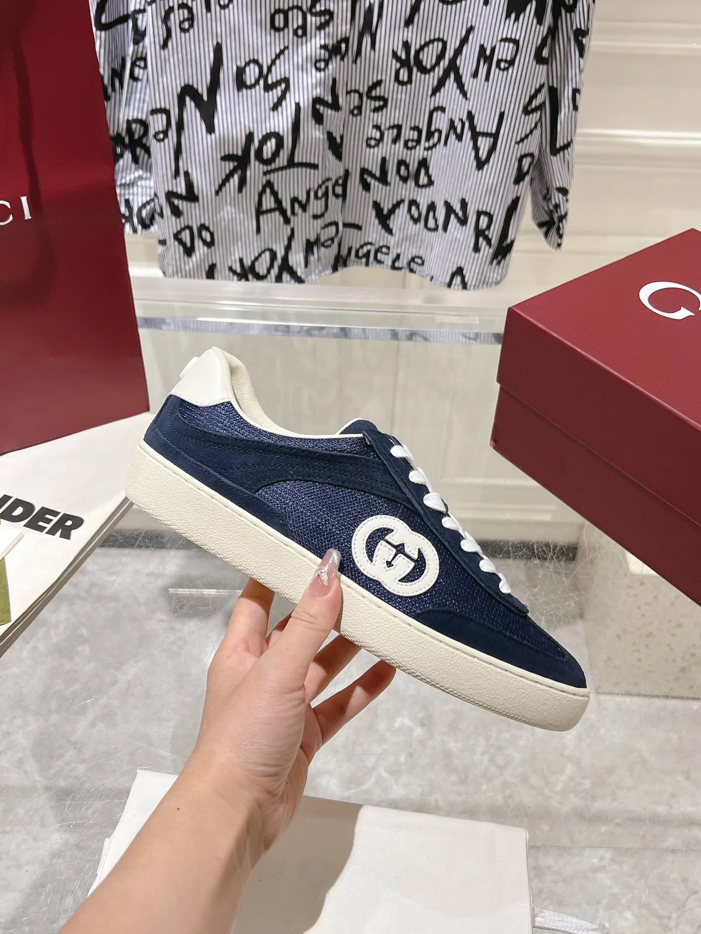 👟👟Ex-factory price 540👟👟Men's size +10 New upgraded version🔥Gucci 2024 new white shoes casual shoes hot recommendation, original TPU soles, original fabrics, original sheepskin lining sheepskin feet🔥Original cover craftsmanship is reproduced one to one! The pursuit of ultimate comfort! 🔥🔥 [Love] Fabric: Imported cow suede + mesh [Love] Packing: Counter-matched red shoe box ➕ Aviation airplane box [Love] Code number: 35-45